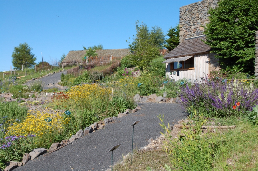 Cabanon et floraisons au Jardin botanique de l'Aubrac