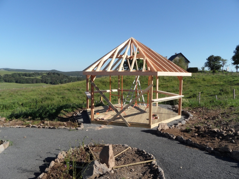 Mise en place du kiosque pour les animations au Jardin botanique de l'Aubrac